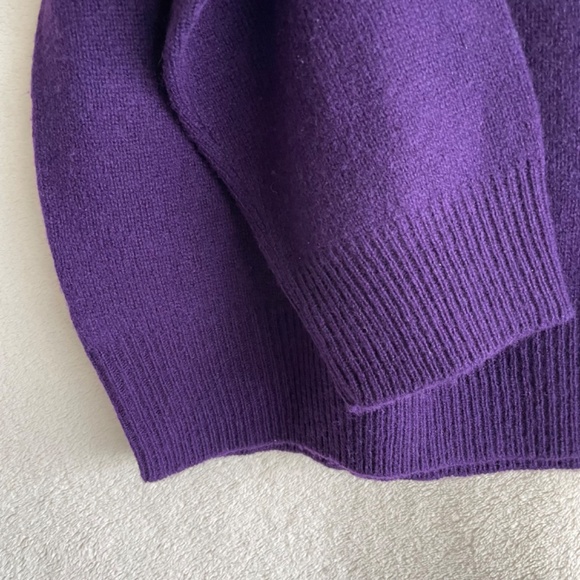 Polo by Ralph Lauren Lambswool V-Neck Sweater. - Picture 6 of 7